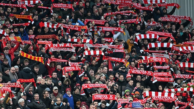 Einer von ihnen, einer aus den Reihen der Liverpool-Fans, ist auf dem Weg zum Champions-League-Spiel bei der AC Milan ums Leben gekommen ... (Bild: AFP)