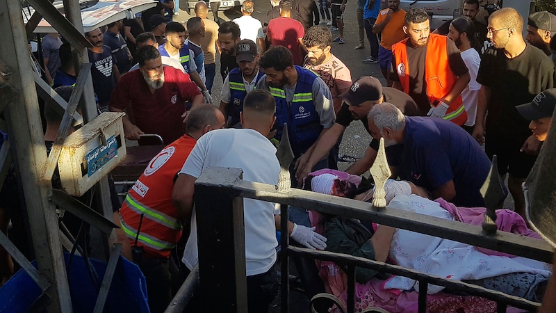 Chaotische Szenen nach den Explosionen in Beirut (Bild: APA/AP)