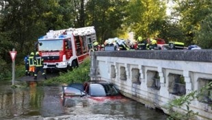 Der Pkw wurde vom Wasser erfasst und abgetrieben. (Bild: Scharinger Daniel)