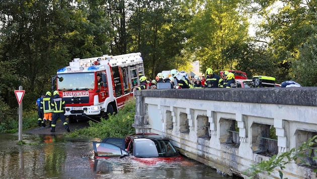 The car was caught by the water and drifted away. (Bild: Scharinger Daniel)