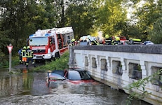 Der Pkw wurde vom Wasser erfasst und abgetrieben. (Bild: Scharinger Daniel)