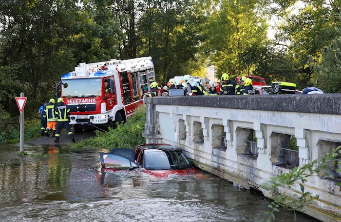 Das Auto war bis zum Dach im Wasser.
