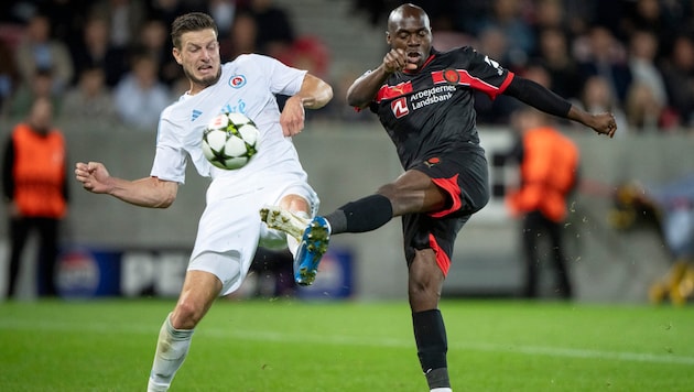 Kevin Wimmer (l.) gave his all to take part in the "premier class". (Bild: AFP/APA/Ritzau Scanpix/Bo Amstrup)