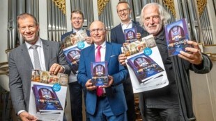 Vor der Mathis-Orgel im Klagenfurter Dom: Karl Hren, Georg Messner, Matthias Kapeller, Ferdinand ...