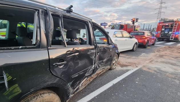 In addition to the car of the drunk driver, two other vehicles, several traffic signs, a street lamp, a fence and campaign posters were damaged. (Bild: FF Thondorf)