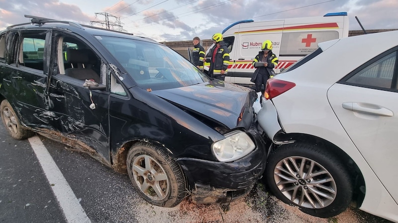 Der Lenker rammte einen Pkw, der an einer roten Ampel stand. (Bild: FF Thondorf)