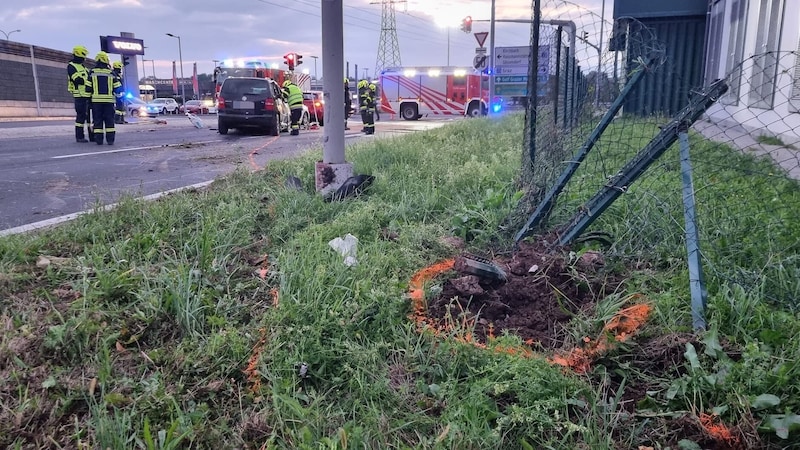 Ein Zaun wurde genauso demoliert wie mehrere Verkehrszeiche. (Bild: FF Thondorf)