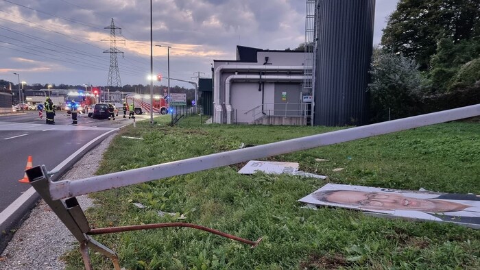 Eine Straßenlaterne und Wahlkampfplakate fielen dem Lenker zum Opfer.