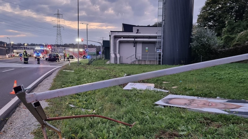 A street lamp and campaign posters fell victim to the driver. (Bild: FF Thondorf)