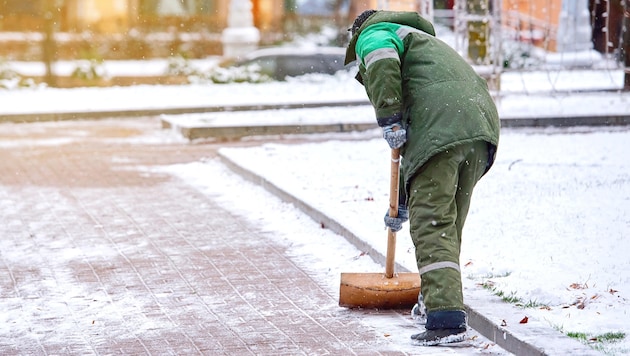 Werden künftig Asylwerber in Linz Schneeschaufeln? (Bild: stock.adobe.com)