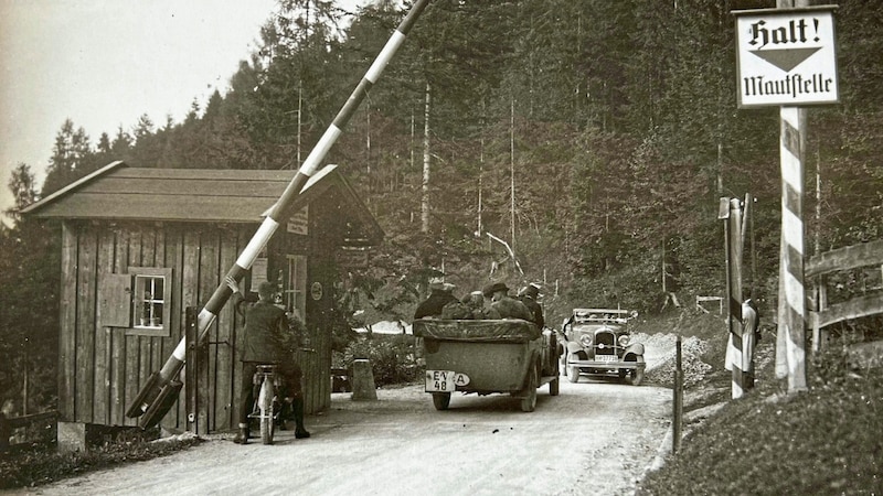 Die Mautstelle Vorderthiersee war eher wenig frequentiert, als dieses Foto vermutlich in den 1930er Jahren entstand. Der Verkehr musste hier stoppen. (Bild: zVg)