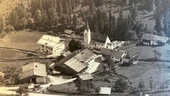 Blick auf das „Kirchdorf“ im Jahr 1956. Rund um das Gotteshaus scharten sich einige wenige Häuser. (Bild: zVg)