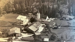 Blick auf das „Kirchdorf“ im Jahr 1956. Rund um das Gotteshaus scharten sich einige wenige ...