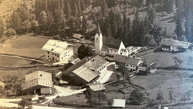 View of the "church village" in 1956, with a few houses clustered around the church. (Bild: zVg)