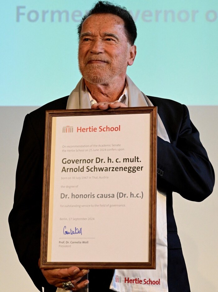 Schwarzenegger ist sichtlich stolz auf den Ehren
