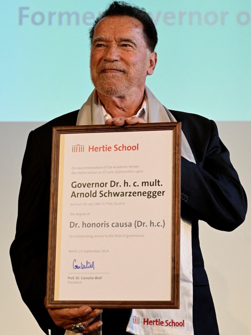 Nun ganz offiziell: Dr. h.c. Arnold „Terminator“ Schwarzenegger ... (Bild: APA Pool/John MACDOUGALL / AFP)