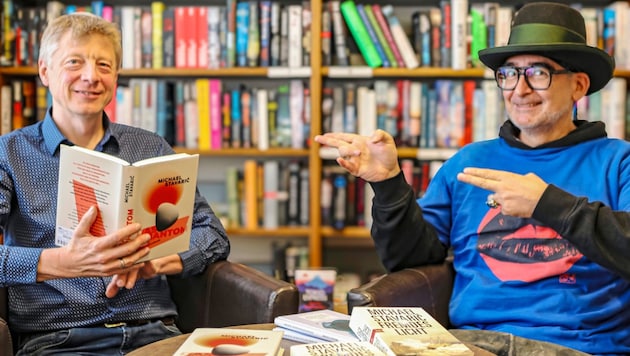 Kufstein bookseller Markus Mayr (left) in conversation with Austrian author Michael Stavarič at the Book Café in the Lippott House. (Bild: Berger Hubert)