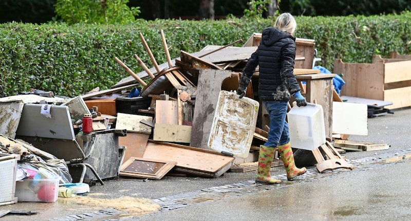 Aufräumen nach dem Unwetter (Bild: APA/HELMUT FOHRINGER)