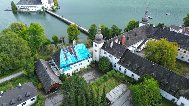 Seit dem Auszug des Zentrums für forstliche Ausbildung steht das Landschloss Ort leer. Die Pläne für den Bau eines Hotels sind offenbar ins Stocken geraten. (Bild: Wolfgang Spitzbart ..)