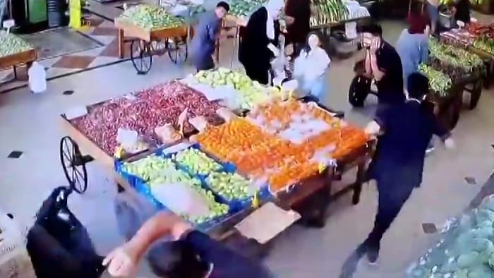 Kunden auf einem Beiruter Gemüsemarkt blicken schockiert auf einen Mann, dessen Pager gerade ...