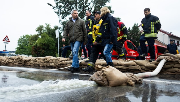 Chancellor Karl Nehammer and Johanna Mikl-Leitner, Governor of Lower Austria, at a local inspection in the flood area - the disaster fund will now be increased by 400 million euros. (Bild: BKA/CHRISTOPHER DUNKER)