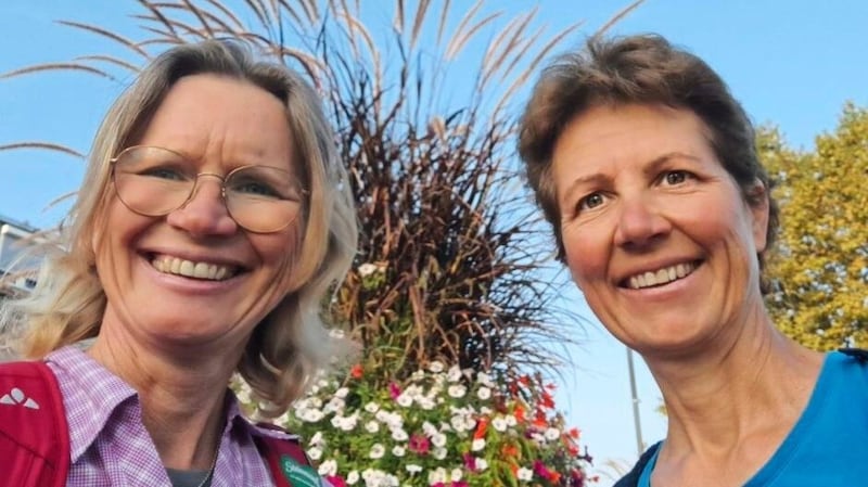 On the way with Elisabeth Zienitzer (left) and Silvia Sarcletti (Bild: Weges)