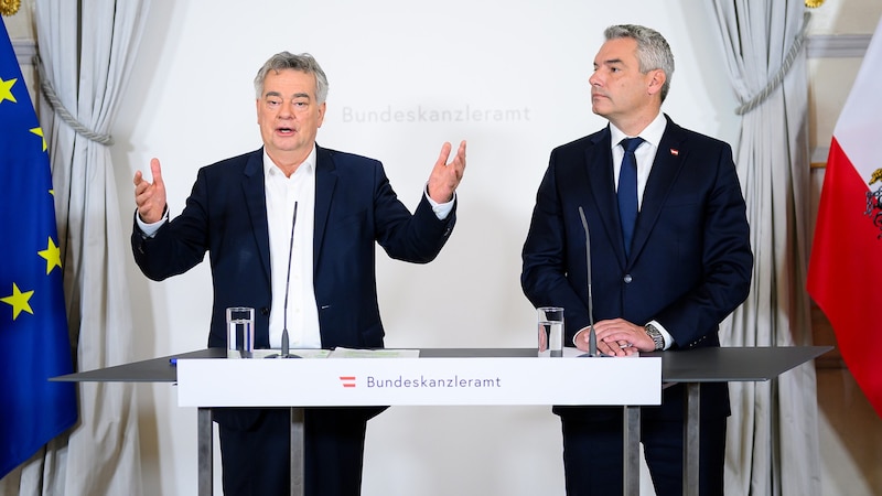 Vizankler Werner Kogler und Kanzler Karl Nehammer bei einer Pressekonferenz zur „Hochwasser-Soforthilfe“ (Bild: APA/MAX SLOVENCIK)