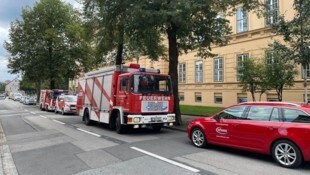 Feuerwehr vor dem Peraugymnasium.