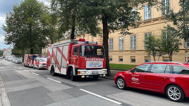 Feuerwehr vor dem Peraugymnasium. (Bild: Fister Katrin)