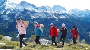 In Buckelkraxen trugen Italiener die Käselaibe von Italien hinauf in die Karnischen Alpen.  (Bild: Wallner Hannes)