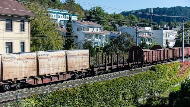 Mehrmals pro Tag bleiben solche Güterzüge mitten in Pörtschach stehen. (Bild: Stopp Bahnlärm)