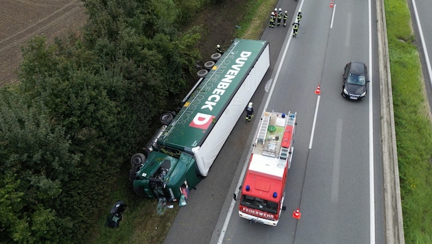 Das Schwerfahrzeug war auf der Seite liegen, nun starb der Beifahrer im Spital (Bild: Werner Kerschbaummayr)