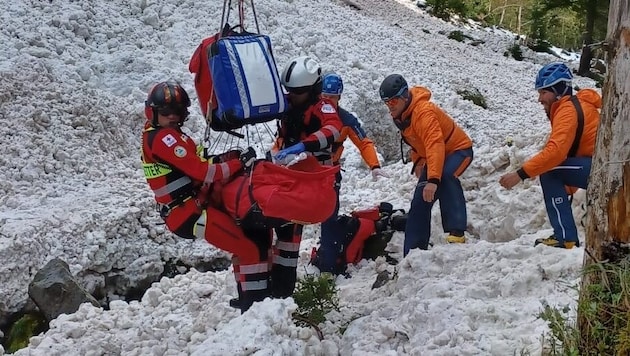 Bergretter mussten drei Personen aus der Lawinen bergen (Bild: Bergrettung Hüttschlag)