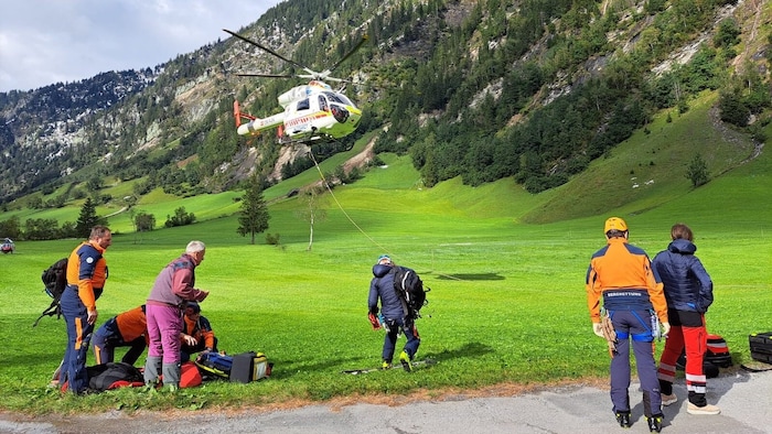 Unter anderem waren Bergrettung, Rotes Kreuz, Polizei und drei Hubschrauber im Einsatz.