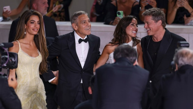 At the Venice Film Festival, Brad Pitt is said to have poured his heart out to his buddy George Clooney. Now his wife Amal Clooney wants to help him. (Bild: picturedesk.com/Vianney Le Caer / AP)