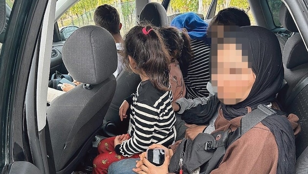 There was a family from Turkey in the car. The smuggler at the wheel ran away. (Bild: Christian Schulter)