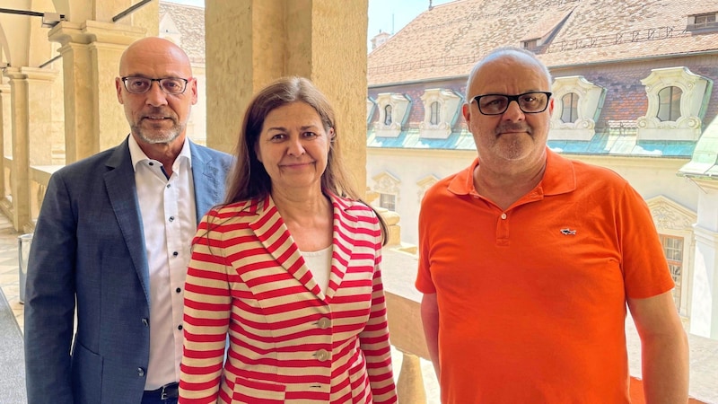 Foundation for employees stands: Karl-Heinz Snobe (AMS), Provincial Councillor Doris Kampus and Norbert Schunko (GPA/from left). (Bild: Jörg Schwaiger)