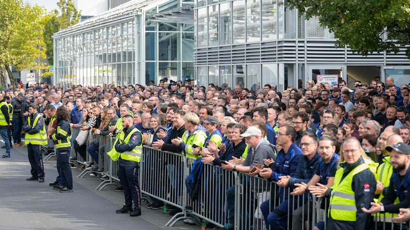 „Gemma Arnie schauen.“ 2600 Mitarbeiter waren live dabei, als der Superstar das Werk besuchte. (Bild: Wenzel Markus)