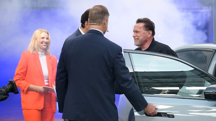 Arrival with a lot of remmidemmi: Schwarzenegger got out of the BMW at 11.16 am.