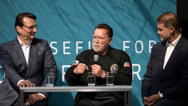 Arnold Schwarzenegger (Mitte) verriet bei seinem Besuch des BMW-Werks in Steyr am Mittwoch, wie stark er mit der Stadt in Oberösterreich verbunden ist. (Bild: Wenzel Markus)