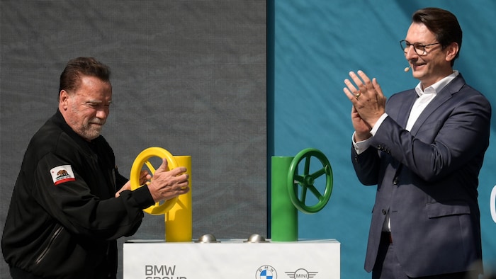 The actor symbolically turned off the gas tap at the plant, which is now CO2-neutral.