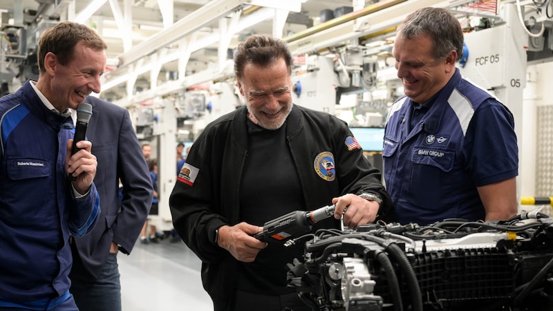 Abseits vom Erfüllen von Fotowünschen und Autogramme schreiben probierte sich der 77-Jährige in der Motorenmontage auch mit dem Schrauber. (Bild: Wenzel Markus)