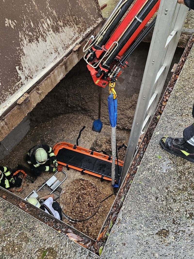 The injured priest was rescued using a basket stretcher. (Bild: FF Thalheim)