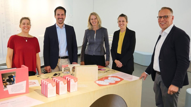 Neos education councillor and Deputy Mayor Christoph Wiederkehr (2nd from left) at the opening of the exhibition. (Bild: Zwefo)