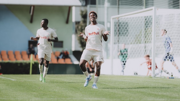 Baidoo (left) celebrated his debut, Adejenughure celebrated the 1:0. (Bild: 2024 FC Red Bull Salzburg)