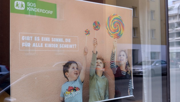 Ein Plakat des SOS-Kinderdorf (Archivbild) (Bild: APA/HERBERT PFARRHOFER)