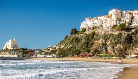 Blick auf die malerische Küstenstadt Sperlonga, das Capri des Festlands, mit dem Torre Truglia, der früher Wachturm war und heute Museum ist. (Bild: sven.lehmberg@gmx.net)