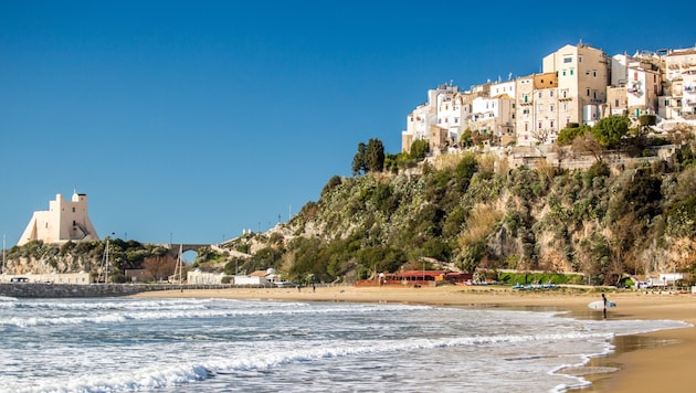 View of the picturesque coastal town of Sperlonga, the Capri of the mainland, with the Torre Truglia, which used to be a watchtower and is now a museum. (Bild: sven.lehmberg@gmx.net)