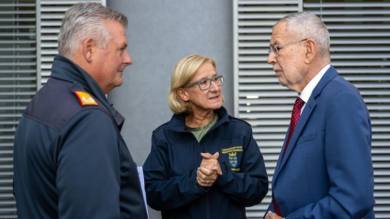 Landesfeuerwehrkommandant Fahrafellner, Landeshauptfrau Mikl-Leitner, Bundespräsident Van der Bellen. (Bild: NLK/Pfeffer)