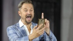 Betrüger haben die Identität von Philipp Hochmair angenommen und wollen Fans um ihr Geld bringen